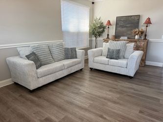 Sofa and loveseat set / Delivery available
