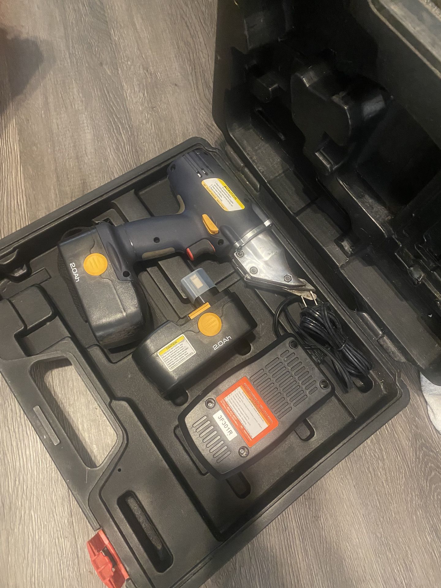 Chicago Electric cordless metal shear 2.0Ah batteries and a charger