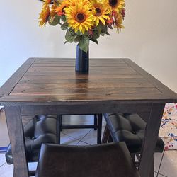 Compact & Pretty: Bar Height Table