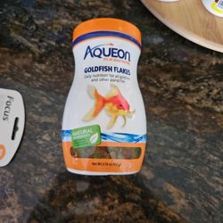 2 AQUEON Goldfish Flakes