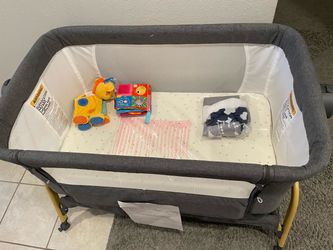 Baby bassinet with fitted sheets
