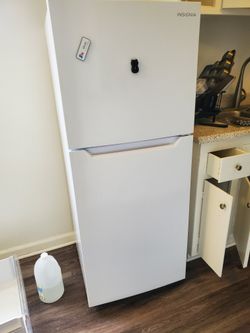 Insigniaâ„¢ - 10 Cu. Ft. Top-Freezer Refrigerator with Reversible Door