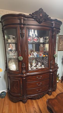 Table 6 Chairs And China Cabinet