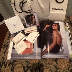 Chanel Parfume In A Sm Box W/shop https://offerup.com/redirect/?o=QmFnLk5ldw==