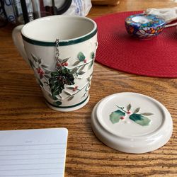 Christmas; Mug With Lid  And Infuser: Pfaltzgraff /Winterberry Design