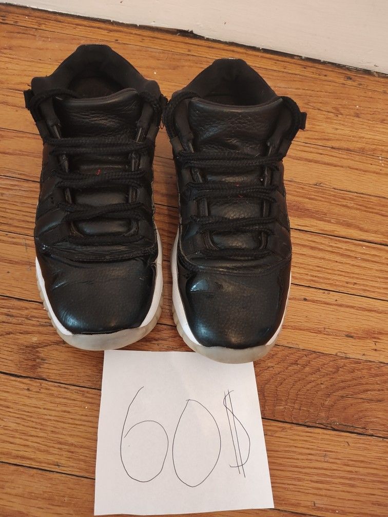 Retro Jordan 11 Lows Black And White