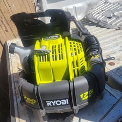 sopladora RYOBY  seminueva  solo se uso 2 beses y yano la ocupo