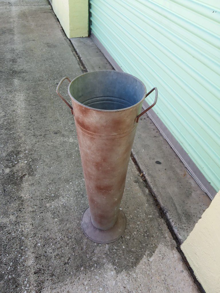 Metal Vase For Dry Flowers $15
