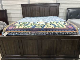 SUPER BEQUTIFUL KING SIZE BED WITH FARHOUSE STYLE WITH MATRESSES INCLUDED