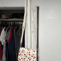 Kate Spade Cross Body Color White With Strawberry’s 