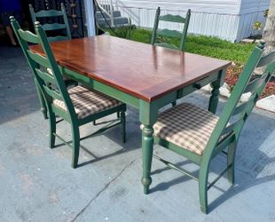 Farmhouse country two-tone dining table and 4 chairs.Very good condition . L61xD37xH30”