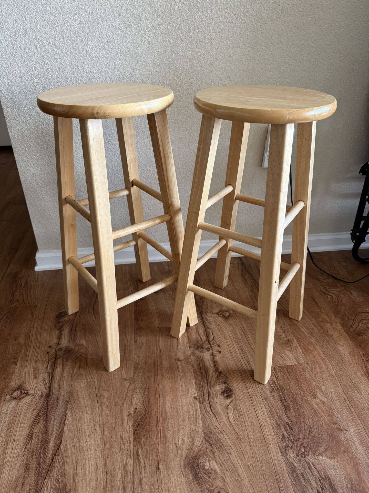 Selling a set of 2 Wood 29-inch bar stools in excellent condition