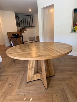 Round dinning table