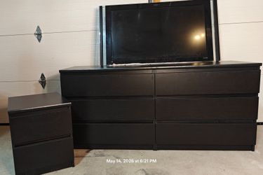 Nice long dresser / TV stand with night stand set in great condition all drawers working, it's in the garage for easy pickup.
Dresser L60.5"*W19.5"*H2