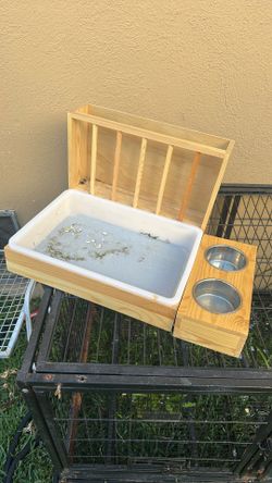 Rabbit hay feeder