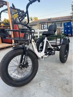 Electric tricycle for elderly people