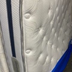 Simmons Beautyrest Thurs silver mattress with Box springs. Brand new condition