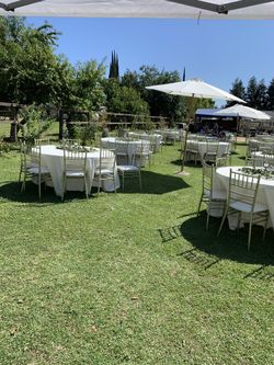 Sillas mesas Lugar para tus fiestas Reserva. Tu evento