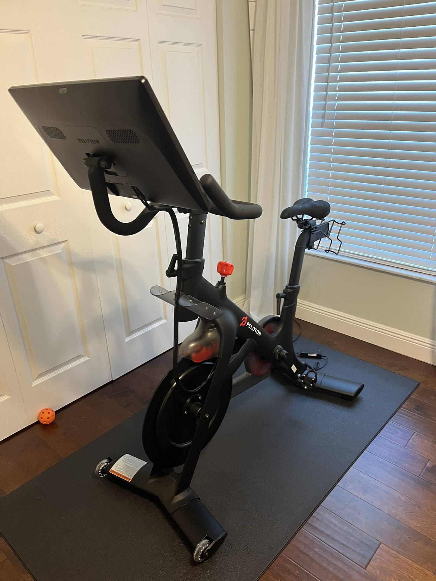 Peloton - LIKE NEW, PERFECT CONDITION