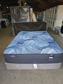 New open box queen mattress
