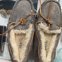 Ugg Slippers Size 7