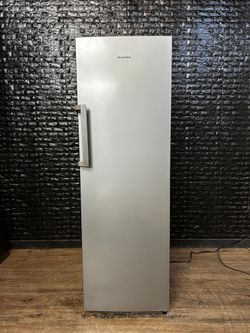 HISENSE STAND UP FREEZER w/WARRANTY R3003A
