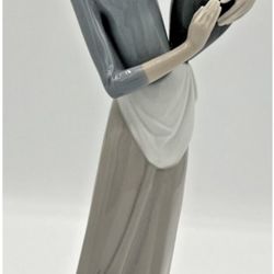 Lladro Figurine Girl With Jug 