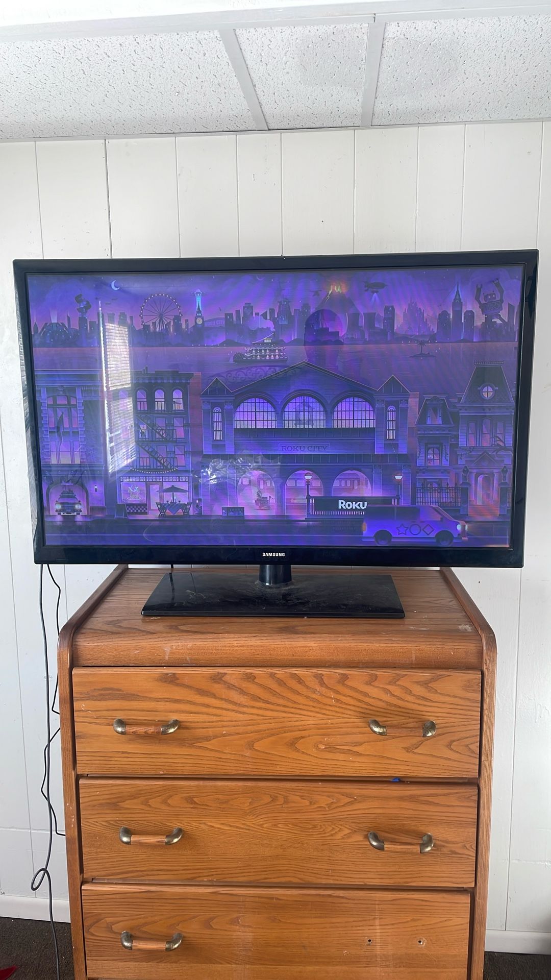 Brand New 30 Inch Samsung TV W/ Roku Included 
