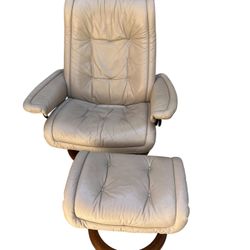 Ekornes stressless chair with ottoman and booklet