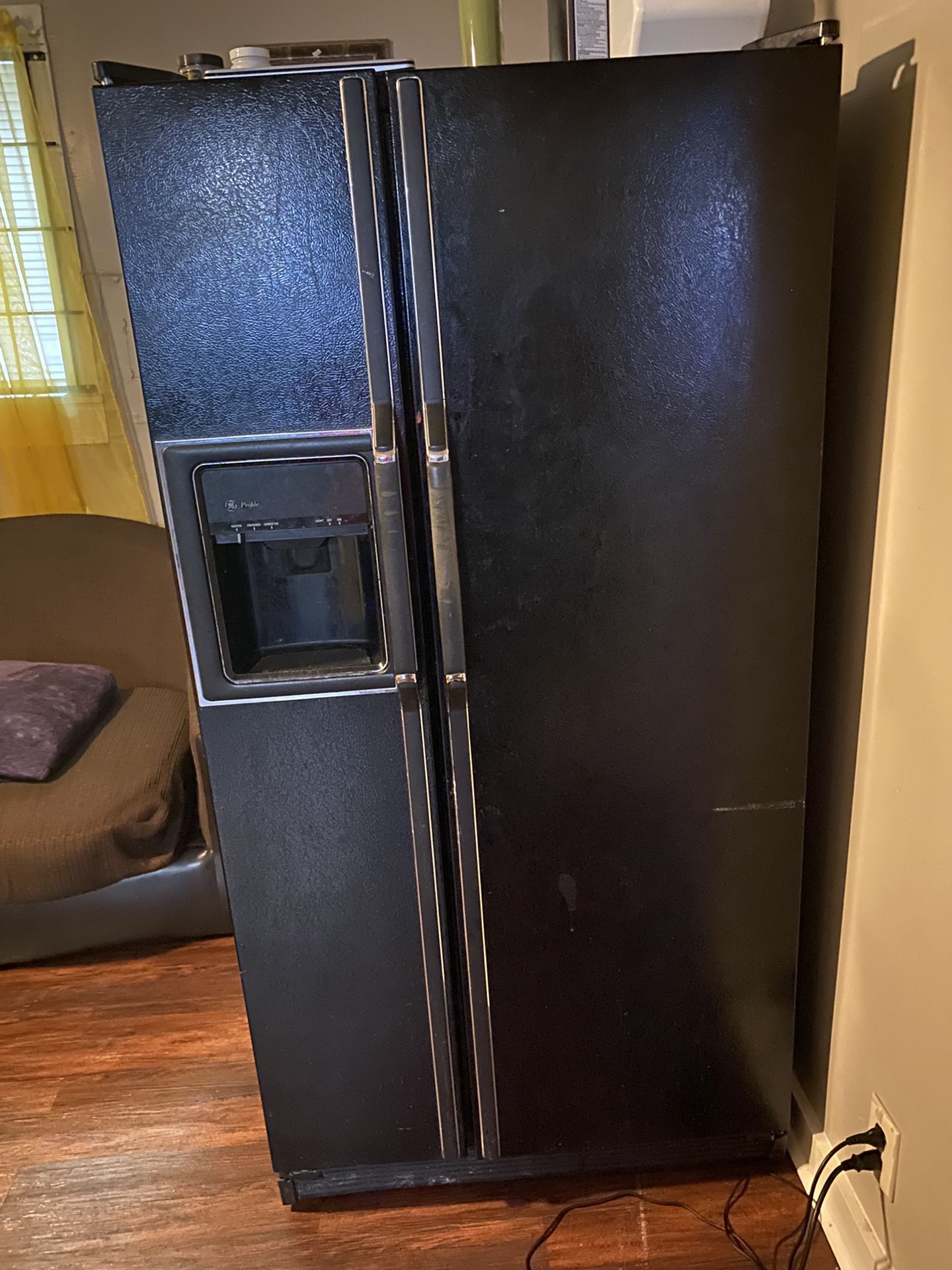 Side-by-side fridge raider  With Ice Maker 