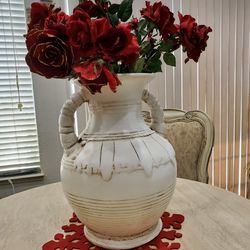 ELEGANT DECORATIVE VASE