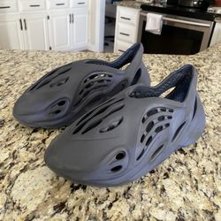 Foamrunners (SIZE 10)