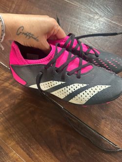 Soccer shoes