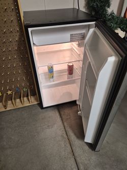 Whirlpool compact refrigerator