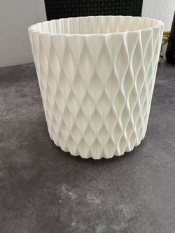 Makeup brush/pen holder that spins