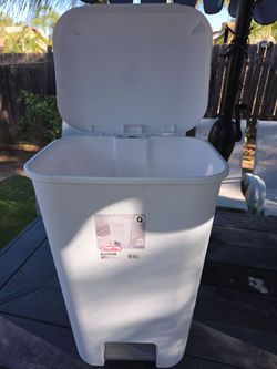Sterilite 11.9gal. Step on container