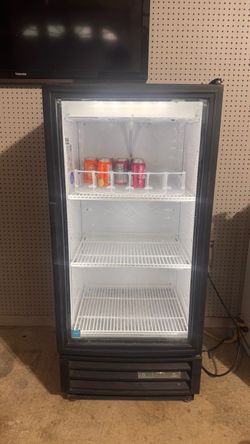 Commercial-grade True refrigerated merchandiser/beverage cooler in good working condition.