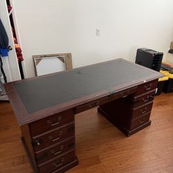 Desk For Free Out In The Curb Ready To Pick Up For FREE