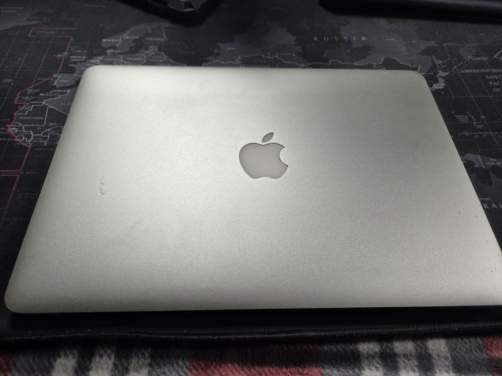 2015 Apple MacBook Air - Works well