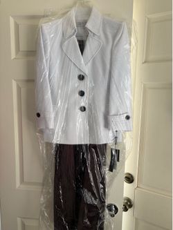 Women’s Suit. Tahari Brand. New. 4P