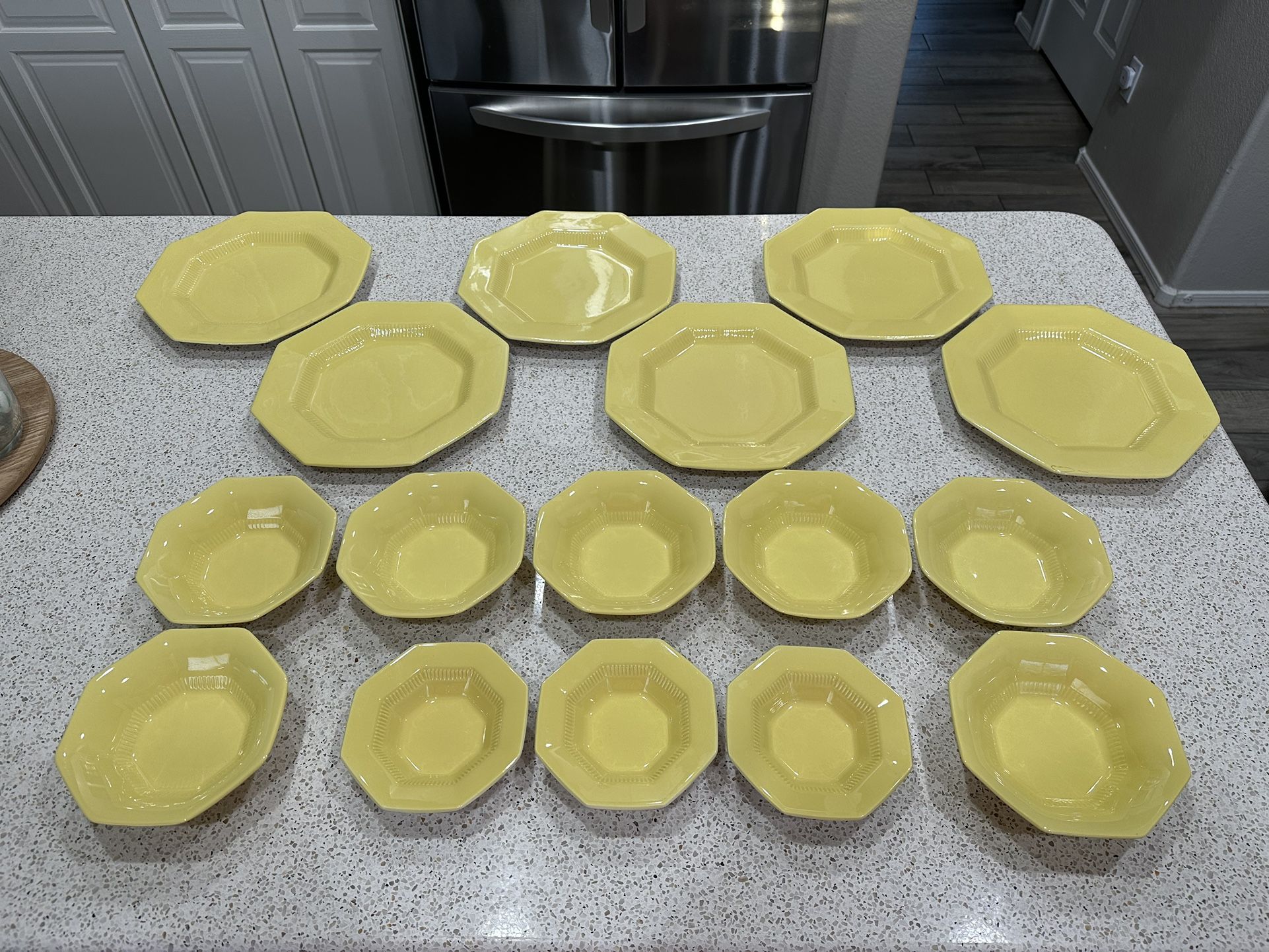 Set of 16 VINTAGE INDEPENDENCE IRONSTONE Interpace Daffodil Yellow Dinnerwear