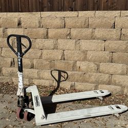 Roughneck Pallet Lift 5500 Capacity