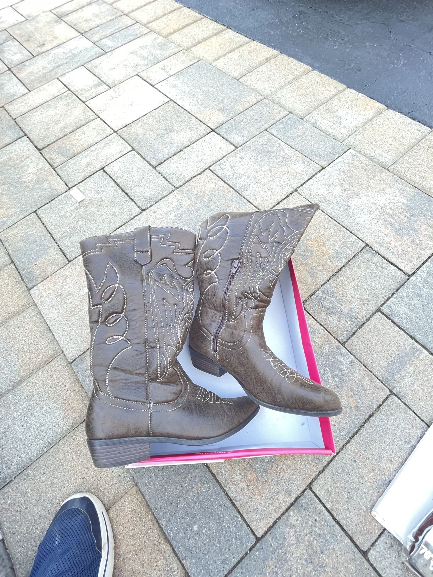 WOMEN’S COWBOY BOOTS