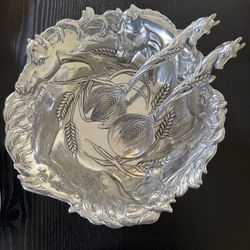 Vintage Arthur Court 14” Horse Salad Bowl & Tongs - Equestrian Wheat - Aluminum 1999 - Never Used