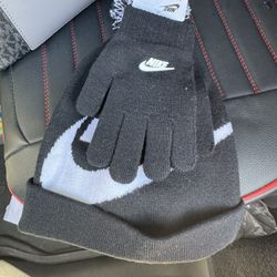 Nwt Boys Black Nike Beanie /Hat And Gloves 2 Piece  Set 