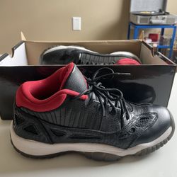 Jordan Air Jordan 11 Retro Low GS Black Red Boys Sneakers Size 6.5Y 306006-001