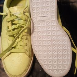 PUMAS  EMOJI LEATHER WOMEN,S SIZE  6.5  MEN,S 7  