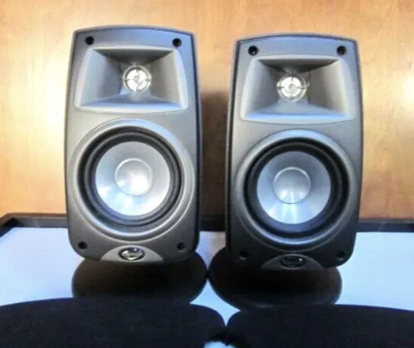 (2) Klipsch Audiophile 8-ohm Speakers 🔊 + Wall Mounts
