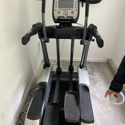 Elliptical Trainer TRUE Fitness ES700 With 9” Touch Screen 