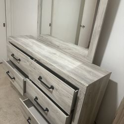 Full Size Bedroom Set. Includes. Mirror, Dresser, Headboard & Full Size Mattress 